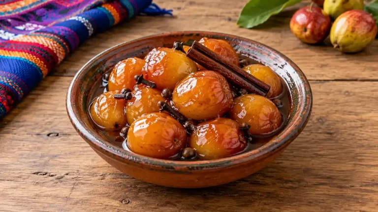 Jocotes en miel guatemaltecos servidos en plato de barro con canela y clavo de olor